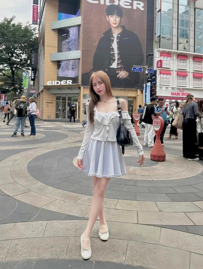 Màu sắc trung tính cũng là ưu tiên của cô, khiến tổng thể hài hòa mà không cần đi giày đế cao.