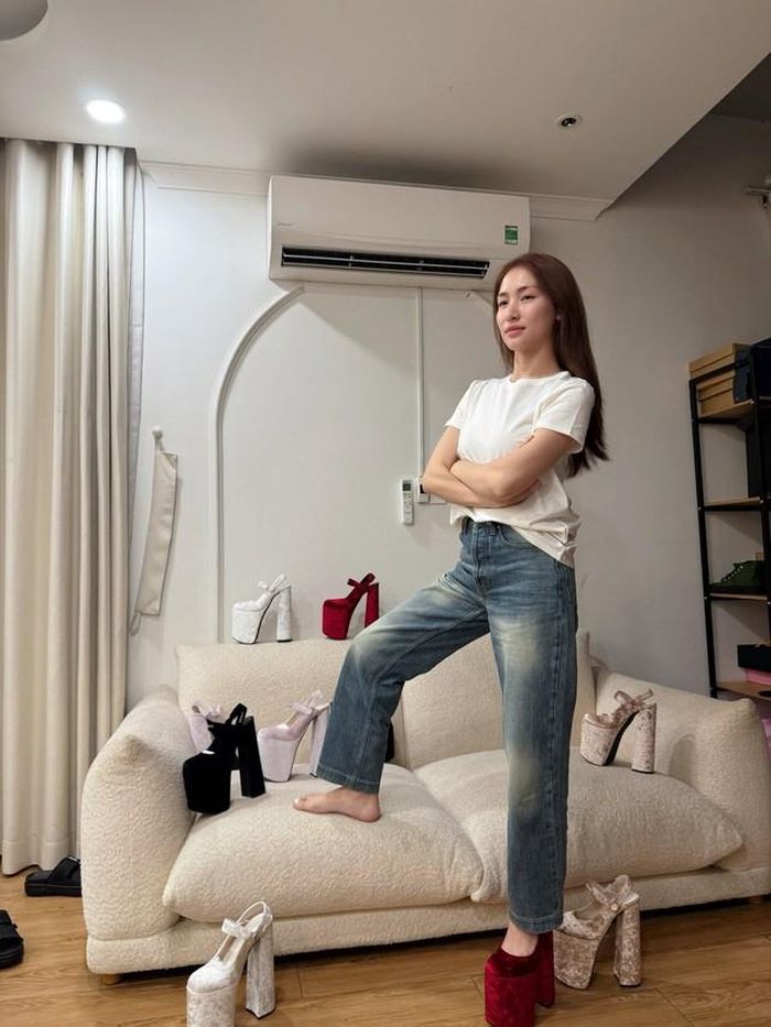 Điều đáng yêu ở Hòa Minzy là cô không bao giờ giấu chiều cao "vay mượn" của mình, mà còn công khai những đôi "cà kheo" này một cách hài hước.