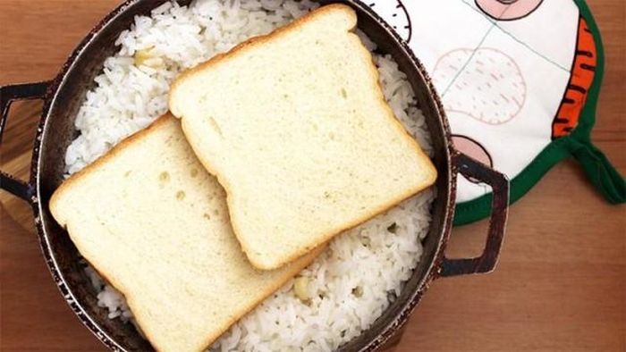 Cơm trắng, bánh mì trắng, bún, mì… khi tiêu thụ nhiều sẽ làm tăng đường huyết nhanh, dễ dẫn đến tích mỡ và cảm giác đói sớm.