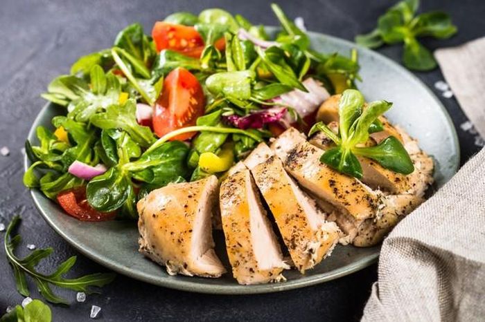 Tập trung tăng protein và rau xanh để duy trì năng lượng và cảm giác no lâu.