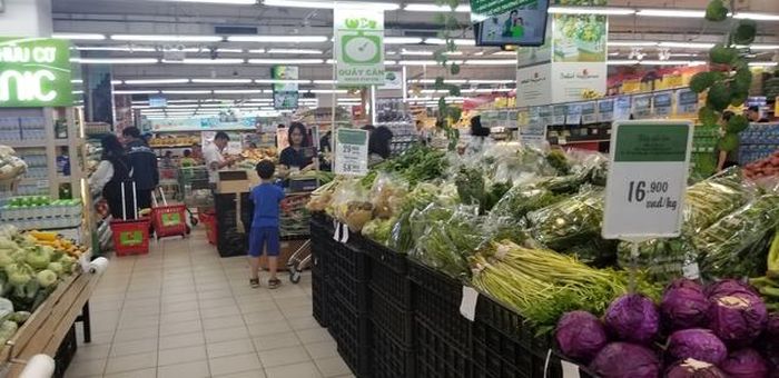 Đi chợ 500.000 đồng vẫn thấy thiếu, nhiều bà nội trợ đổi cách đi chợ, săn tìm thực phẩm khuyến mại, giảm giá. Ảnh PV.