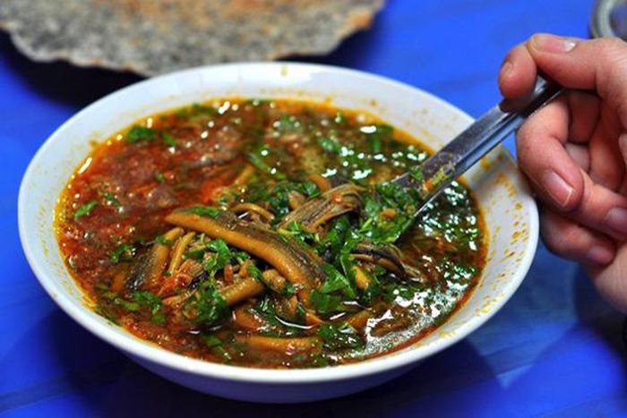 Súp lươn cũng là món lôi cuốn không kém khi trời rét. Súp lươn đúng kiểu Nghệ An được nấu khá đơn giản nhưng "chất", không sánh đặc như các loại súp khác. Lươn làm sạch được xào qua với một ít hành tỏi, màu điều và màu cay cho chín tới, ninh xương làm nước dùng, khi ăn kết hợp với nước dùng, nước từ lươn xào và đặc biệt không thể thiếu hành và rau răm. Dùng thìa vớt lươn tươi lên xì xụp rồi chấm một miếng bánh mì nóng giòn hoặc bánh đa Đô Lương nữa bạn sẽ cảm nhận được vị giòn thơm quyện với vị ngọt đậm đà đặc trưng thấm hương quê của mảnh đất miền Trung nắng gió.