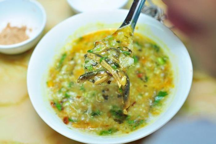 Cháo lươn Nghệ An được nấu khác hẳn với những món cháo của miền Bắc. Cháo được nấu nguyên hạt gạo, hầm đến khi chín nhừ, tự nhuyễn ra chứ không phải gạo xay. Lươn sau khi rửa sạch thì đem luộc vừa chín rồi gỡ bỏ xương, xào trên chảo có phi hành tăm cho dậy mùi. Người Nghệ An thích dùng bột nghệ nên trong cháo sẽ có màu vàng hay sốt màu đỏ của hạt điều. Cháo lươn thơm nồng, ấm bụng, sẽ rất tuyệt vời nếu thưởng thức vào một ngày se se lạnh.