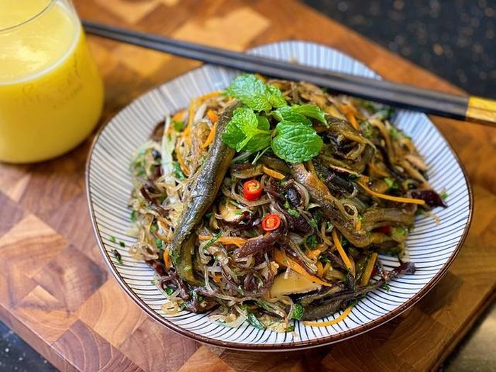 Miến lươn là món ăn khá phổ biến gồm miến lươn xào hoặc nước. Nước dùng của miến lươn đúng chuẩn phải có nước xương lươn, muối, gừng đập dập cho vào, đun sôi lâu, hớt bọt cho nước trong và ngọt. Sợi miến dai, ăn khi nước dùng mới chan còn nóng, thêm một chút ớt bột sẽ thật tuyệt. Miến xào được làm chín, mềm, nêm nếm gia vị vừa ăn, sau cùng mới cho thịt lươn đã xào qua vào trộn đều, trút ra đĩa rắc thêm rau răm, hành tăm, ăn nóng. Miến lươn ở Nghệ An thường là loại lươn mềm, không phải lươn khô như ở miền Bắc, ăn kèm giá đỗ và hành khô phi thơm.