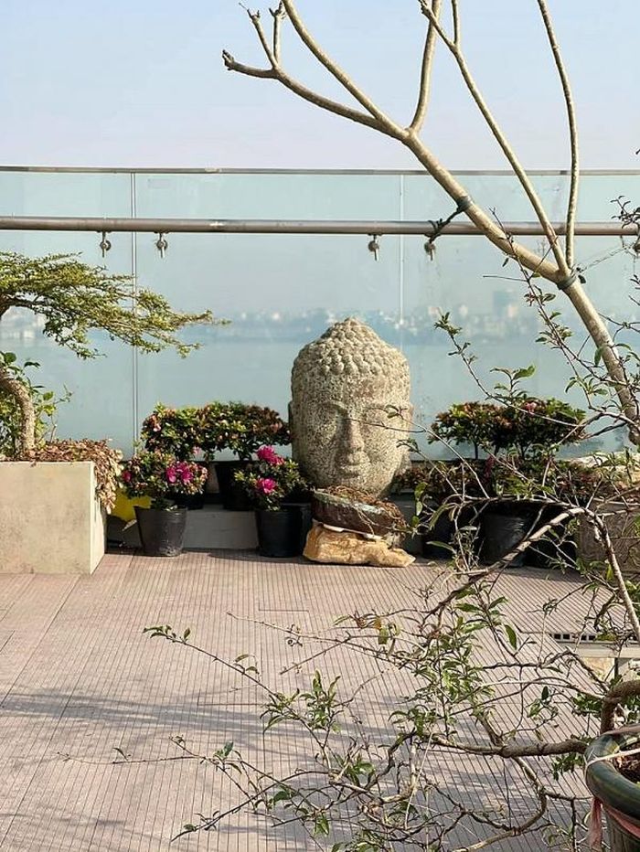 Ban công của căn nhà là nơi được anh đầu tư rất nhiều. Vì thích không gian tự nhiên, nhiều gió và ánh sáng nên nam ca sĩ đã đặt rất nhiều cây xanh, hoa.