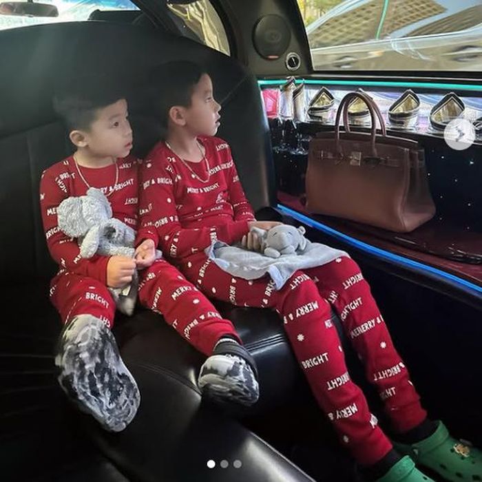 2 bé có tính cách trái ngược nhau nhưng ở chung vẫn vui vẻ, đoàn kết.