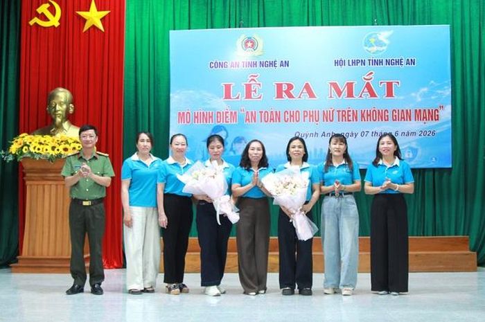 Ra mắt “Tổ phụ nữ công nghệ số”.