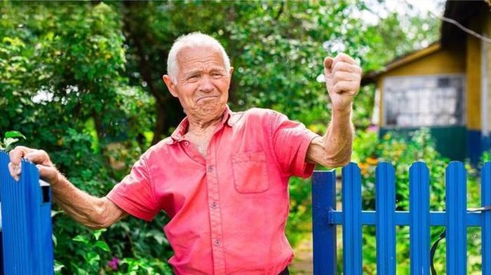 Khi có nguồn tài chính riêng, người già sẽ tự tin hơn trong cuộc sống. Ảnh minh họa