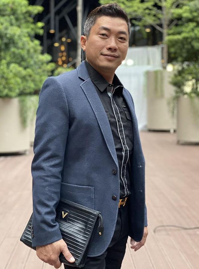 Trả lời báo chí, Kinh Quốc cho biết anh đã chuyển chỗ ở từ Vũng Tàu về TP.HCM và sống một mình ba năm qua. "Nói chung, tôi cũng chuẩn bị tinh thần hết rồi. Tôi hiểu trong đời mỗi người, ai cũng có lúc phải trải qua những khúc cua thế này. Dù thế nào, tôi vẫn phải bước tiếp. Tôi đang đợi vụ án của vợ xét xử xong mới tính toán những chuyện sau này được", anh nói.