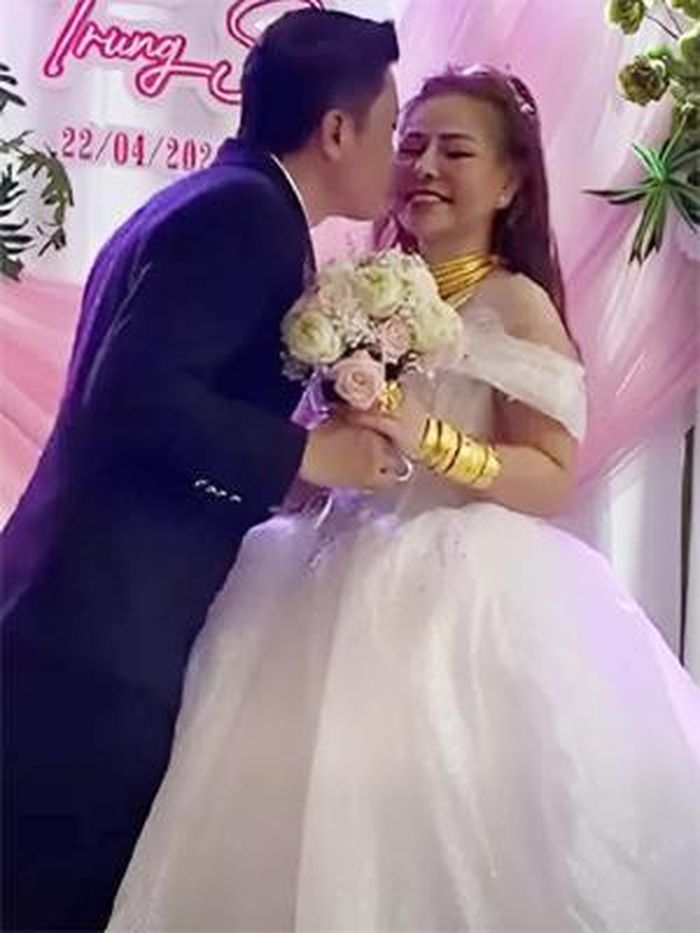 Mới đây, trên Facebook lan truyền hình ảnh diễn viên Kinh Quốc trong đám cưới. Nhiều người đồn đoán anh kết hôn lần 3. Trước thông tin này, Kinh Quốc đã thẳng thắn lên tiếng.