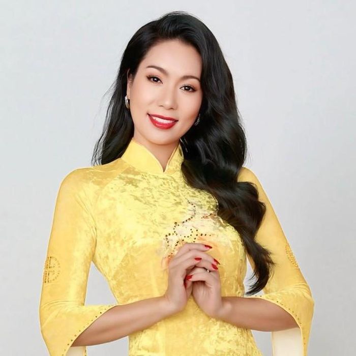 Không chỉ sở hữu sự nghiệp thành công, Trịnh Kim Chi còn tìm được người đàn ông đích thực của đời mình. Chồng chị là doanh nhân giàu có, kinh doanh ở lĩnh vực sản xuất nhựa. Theo chia sẻ của Á hậu, chồng chị rất tâm lý, yêu chiều vợ con và luôn đặt gia đình lên hàng đầu. Trong cuộc sống gia đình, chị chưa bao giờ phải chủ động xin xỏ hay nhắc khéo chồng điều gì, mà anh luôn tự biết mang đến những điều bất ngờ, lãng mạn cho vợ.