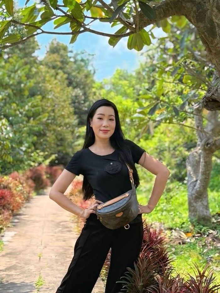Đằng sau những thành công hiện tại của Á hậu Trịnh Kim Chi nhiều khán giả quan tâm đến đời tư của chị. So với các mỹ nhân cũng thời, Trịnh Kim Chi là người đẹp có cuộc sống hạnh phúc và viên mãn bậc nhất.