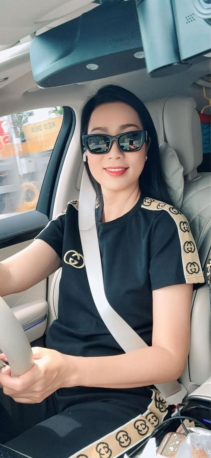Trân trọng bạn đời và tổ ấm gia đình nên dù bận bịu đến mấy, Trịnh Kim Chi vẫn luôn ưu tiên thời gian cho gia đình. Vợ chồng chị có 2 con gái, cô chị cả đã trường và đi làm, còn cô con gái út đang học cấp 2. Nàng Á hậu rất hạnh phúc vì hai con đều ngoan ngoãn, giỏi giang.