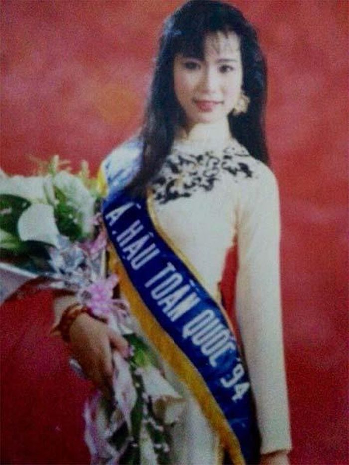 Được biết, Trịnh Kim Chi sinh năm 1971, từng theo học trường Đại học Sân khấu Điện ảnh TP.HCM. Năm 1994, chị tham gia Hoa hậu Việt Nam và giành ngôi vị Á hậu 2 chung cuộc. Sau cuộc thi, chị vẫn tiếp tục theo đuổi nghiệp diễn và gặt hái nhiều thành công trong lĩnh vực truyền hình, điện ảnh, sân khấu.