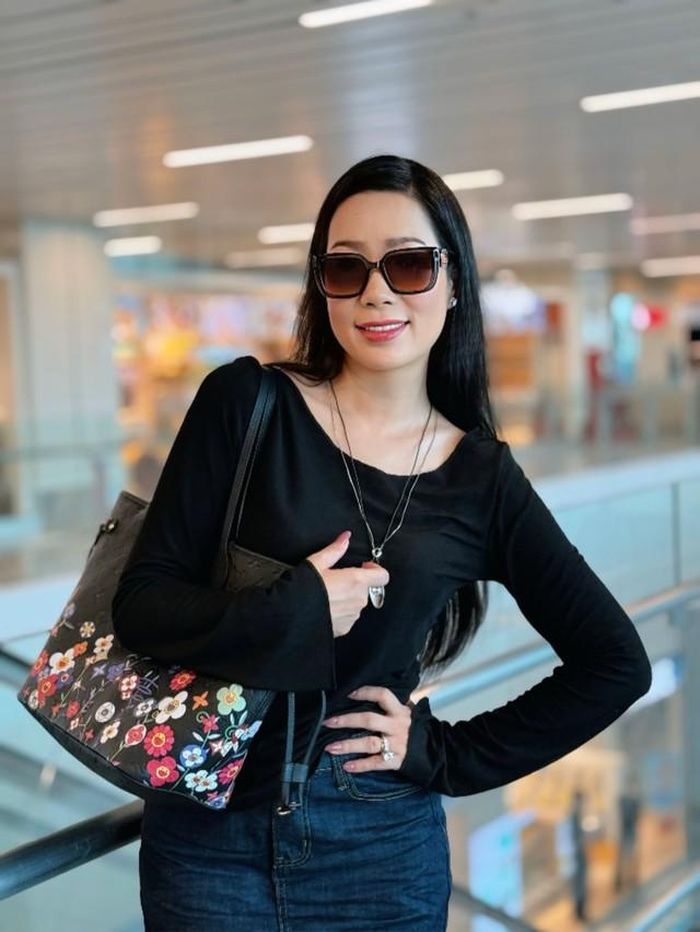 Người đẹp sinh năm 1971 cũng là Á hậu đầu tiên trong lịch sử được phong tặng danh hiệu NSƯT. Hiện tại, chị vẫn tích cực hoạt động nghệ thuật. Ngoài tham gia đóng phim, Trịnh Kim Chi còn là một bà bầu sân khấu đình đám tại TP. HCM và là nghệ sĩ chăm chỉ làm từ thiện.
