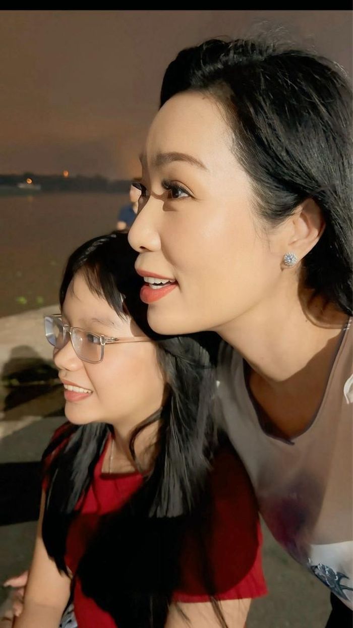 Hay trước đó, vào dịp Valentine năm 2019, chị cũng nhận được một chiếc nhẫn kim cương giá trị không kém. Ngoài ra, chồng đại gia còn tặng túi xách hiệu và nhiều món quà lớn khác cho Trịnh Kim Chi. Trong đó, món quà đắt đỏ nhất mà nàng Á hậu từng nhận được từ chồng là một căn biệt thự sang trọng, có diện tích khoảng 200m2. Đây cũng là không gian sống của gia đình cô ở hiện tại.