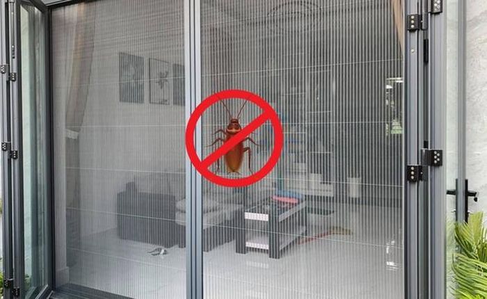 Lắp đặt lưới cửa chống gián trước cửa chính và cửa ra ban công để ngăn chặn gián vào trong căn nhà.