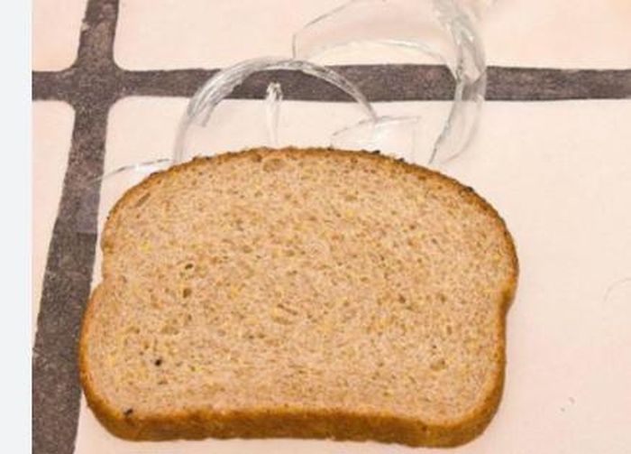 Sử dụng một lát bánh mì sandwich để thấm lên những chỗ có thủy tinh rơi vỡ, những miếng vụn nhỏ nhất cũng sẽ dính vào bánh mì và giúp bạn làm sạch một cách hiệu quả nhất.