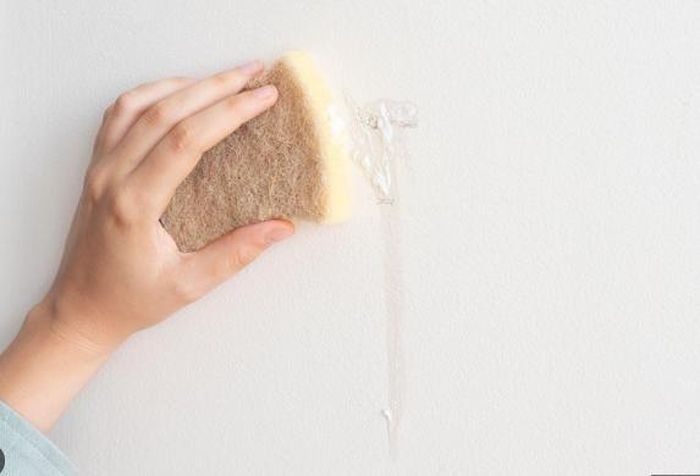 Bánh mì có tác dụng đánh bay vết bẩn cứng trên tường.