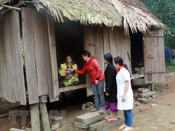 Chăm sóc y tế cho người dân vùng đặc biệt khó khăn. Ảnh: TTXVN