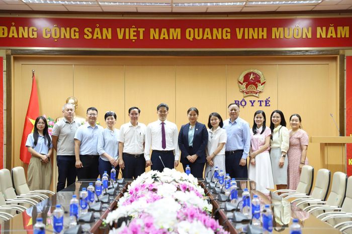 Thứ trưởng Thường trực Vũ Mạnh Hà, bà Patricia Ongpin và các đại biểu tại Bộ Y tế.
