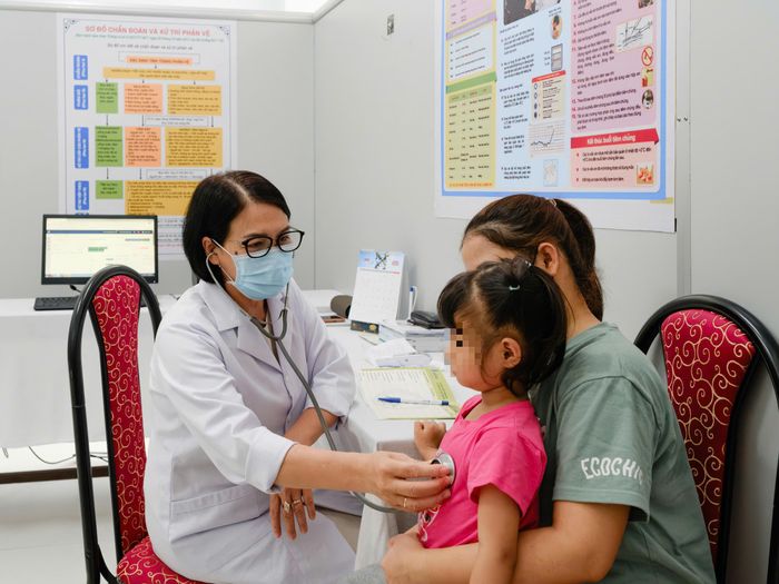 Trẻ nhỏ được thăm khám trước khi tiêm phòng vaccine dại.