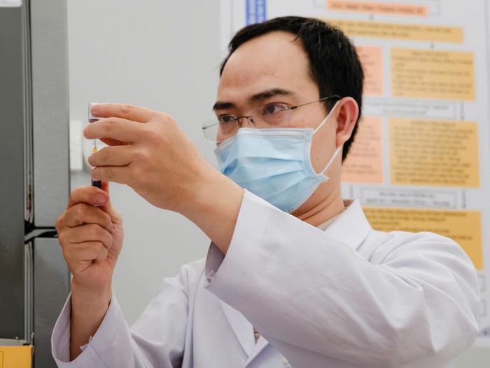 Nhân viên y tế tiến hành tiêm vaccine phòng dại cho người dân.