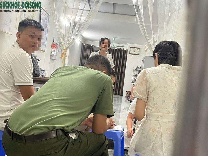 Bên trong khu vực cơ sở, lực lượng chức năng tiến hành làm việc, kiểm tra và lập biên bản.