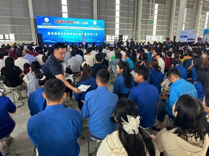 Người lao động tìm hiểu nhu cầu tuyển dụng của các doanh nghiệp tại Ngày hội việc làm.