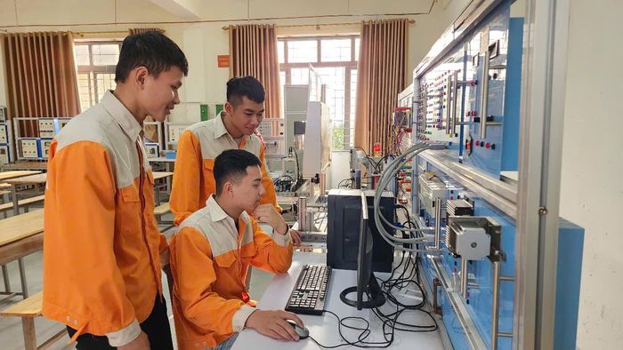 Những năm gần đây, các trường nghề đẩy mạnh đổi mới đào tạo, chú trọng kỹ năng thực hành và ngoại ngữ để học sinh, sinh viên đáp ứng yêu cầu ngày càng cao của doanh nghiệp.