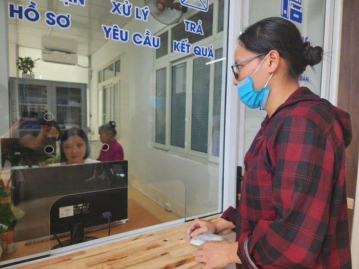 Bệnh nhân đến làm thủ tục tại bộ phận "một cửa".