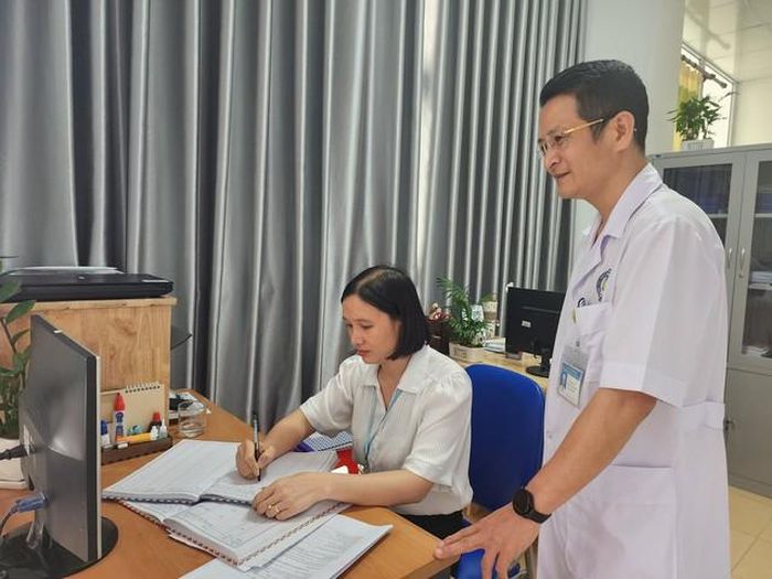 Thạc sĩ, BSCKII Lê Xuân Trung, Phó Giám đốc Bệnh viện Đa khoa Đông Sơn kiểm tra hoạt động tại bộ phận "một cửa".