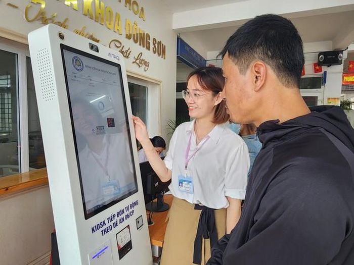Người dân đến khám bệnh được nhân viên bệnh viện hướng dẫn tận tình.