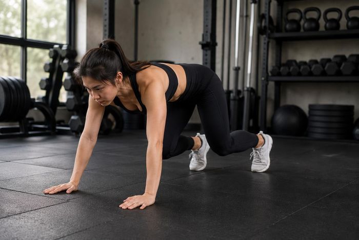 Gấu bò là một trong những bài tập có khả năng huy động nhiều nhóm cơ nhất nhưng lại ít được đưa vào các chương trình tập luyện giảm cân.