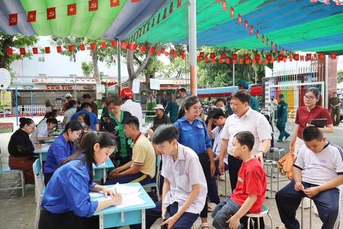 Tổ chức tiêm miễn phí 300 liều vaccine cúm cho người dân địa phương.
