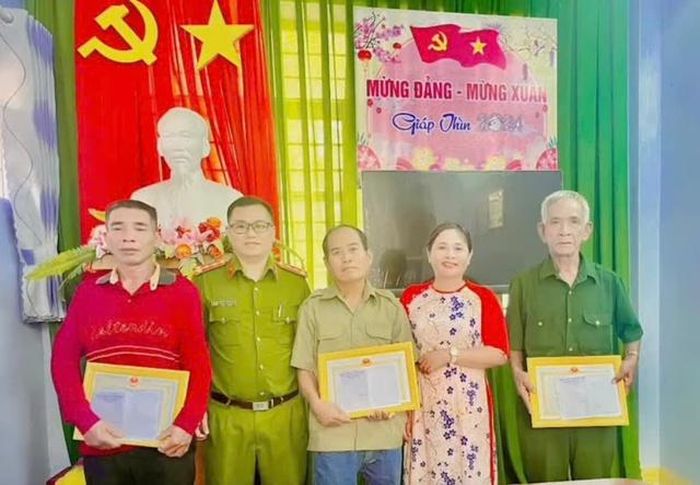 Khen thưởng các thành viên mô hình có thành tích xuất sắc.