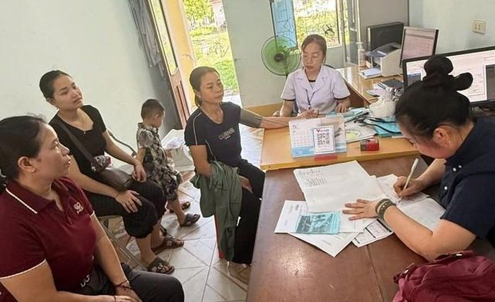 Cán bộ Trung tâm Y tế Con Cuông tư vấn, rà soát các trường hợp phơi nhiễm và thực hiện tiêm vaccine phòng dại cho người dân.