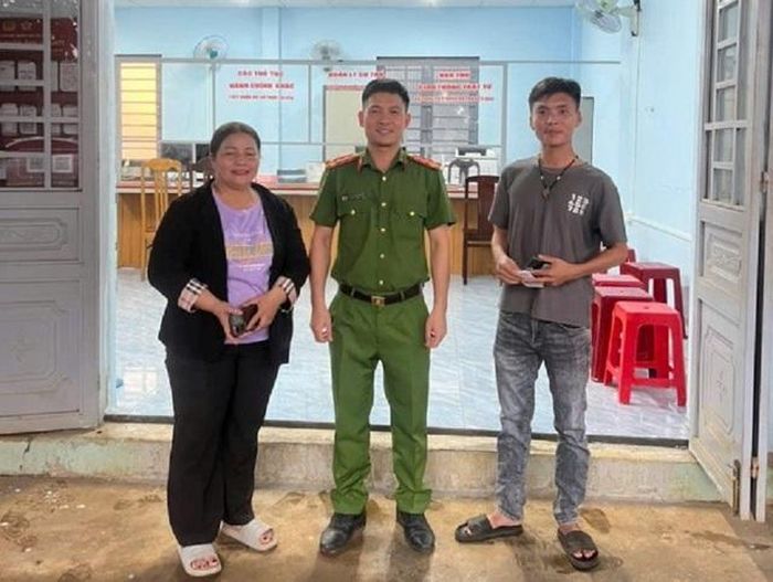 Công an xã Nhân Cơ tiếp nhận thông tin, hỗ trợ người dân giải quyết vụ việc chuyển nhầm tiền. Ảnh: CALĐ.