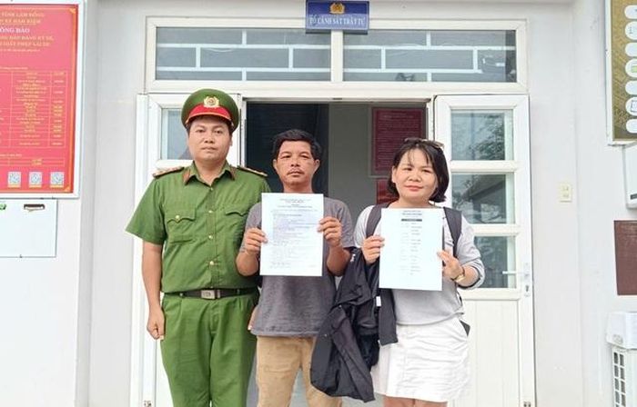 Công an xã Hàm Kiệm hỗ trợ người dân nhận lại tiền chuyển khoản nhầm. Ảnh: CALĐ.