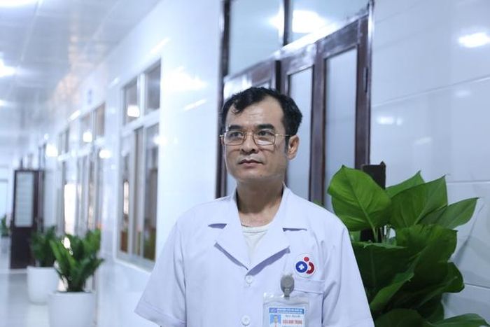 BSCKII Đậu Anh Trung, Trưởng khoa Ngoại tổng hợp, Bệnh viện Sản Nhi Nghệ An trao đổi về quá trình điều trị bệnh nhi nuốt dị vật nam châm.