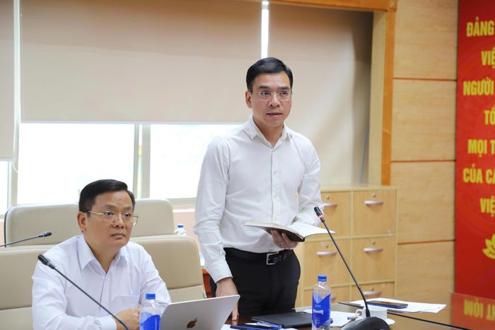 Cục trưởng Cục Quản lý Khám chữa bệnh, TS.BS Hà Anh Đức báo cáo, làm rõ thêm nội dung đại biểu, các điểm cầu quan tâm.