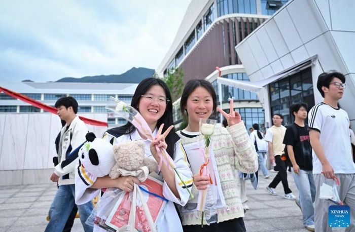 Các thí sinh chụp ảnh sau khi thi ở tỉnh Giang Tây, ngày 9/6. Ảnh: Han Xu/ Xinhua.