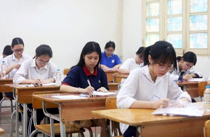 Thí sinh cần đọc kỹ đề, tránh mất điểm ở những câu tưởng dễ. (Ảnh minh họa từ Internet)