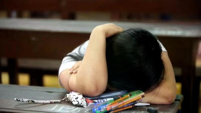Thí sinh không nên đánh đổi sức khỏe chỉ để cố học thêm vài giờ. (Ảnh minh họa từ Internet)