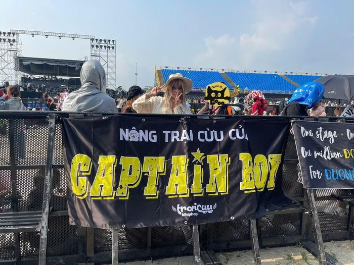 Các thành viên của Nông Trại Cừu - Fanbase luôn tích cực "bế" idol.