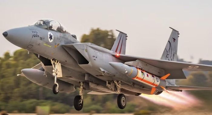 Trong khi đó, tiêm kích đa năng F-15I Ra'am được thiết kế cho nhiệm vụ tấn công tầm xa với tải trọng vũ khí lớn, đủ sức mang theo nhiều loại bom dẫn đường chính xác và tên lửa hành trình.