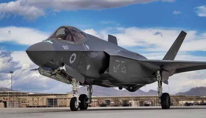 Máy bay F-35I Adir là phiên bản được Israel tùy biến từ dòng tiêm kích tàng hình F-35 do Mỹ phát triển, có bán kính chiến đấu trên 1.000 km và khả năng xuyên phá các hệ thống phòng không hiện đại.