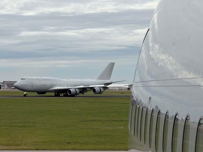 Theo trang The War Zone, nhiếp ảnh gia hàng không Travis Gormley đã công bố hình ảnh đầu tiên về chiếc Boeing 747-8i được cải tiến với lớp sơn mới, bức ảnh được chụp tại Waco, Texas.