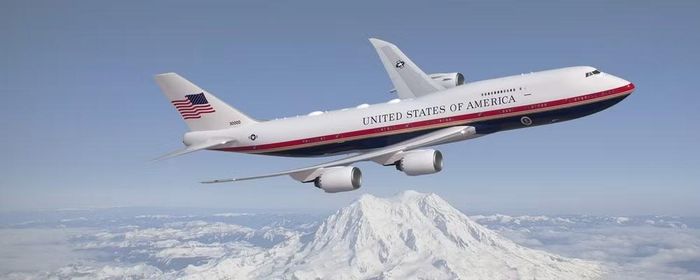 Trong khi đó Boeing vẫn chưa thể giao các máy bay VC-25B mới. Ban đầu chúng được lên kế hoạch đưa vào sử dụng năm 2024, nhưng hiện tại dự kiến phải đến năm 2028 mới được bàn giao.