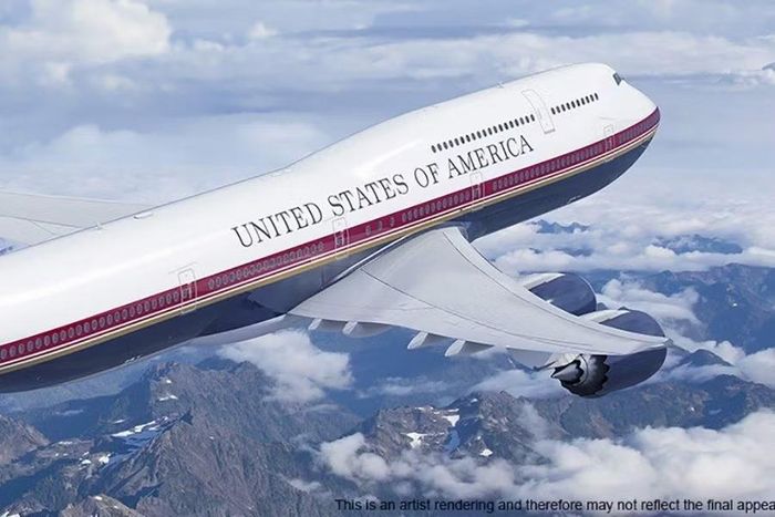 Tổng thống Mỹ Donald Trump đã nhiều lần chỉ trích tình trạng của các máy bay VC-25A hiện tại. Hai chiếc Boeing 747-200B được hiện đại hóa mạnh mẽ này đã đi vào hoạt động từ năm 1990, và tuổi đời cao khiến việc bảo trì trở nên khó khăn hơn đáng kể.